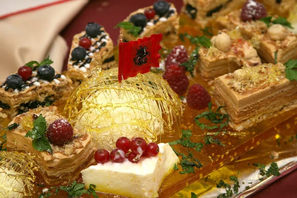 Postre con bayas y caramelo — Foto de Stock