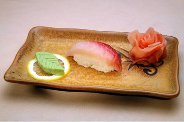 Dikdörtgen bir tabak içinde Japon çanak