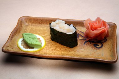 Dikdörtgen bir tabak içinde Japon çanak