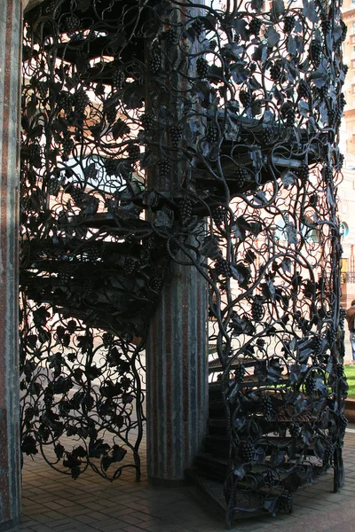 Kovové schodiště z tepaného železa — Stock fotografie