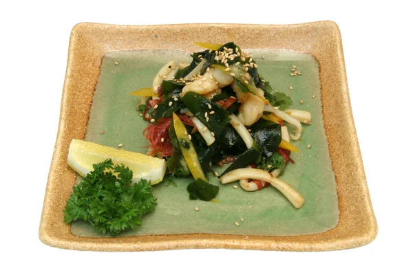 Bir kare tabak içinde Japon salatası