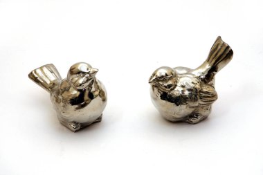 Beyaz arka plan üzerinde heykelcik serçe