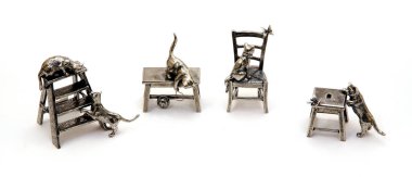 Beyaz bir arka plan üzerinde kediler heykelleri