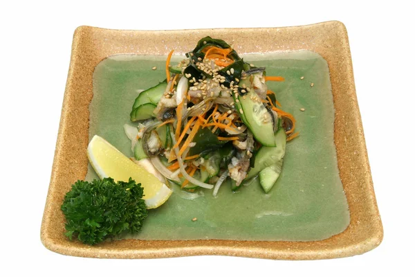 Bir kare tabak içinde Japon salatası