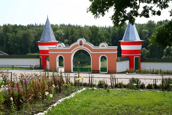 Tor berdskogo alexander nevsky kloster sofronieva — Stockfoto