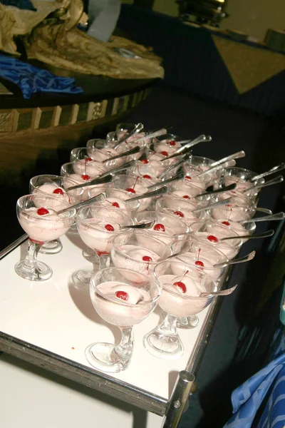 Helado con cerezas — Foto de Stock