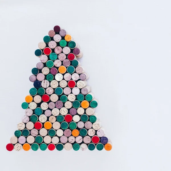 El yapımı yılbaşı ağacı şarap cork boş alan beyaz zemin üzerine yapılan