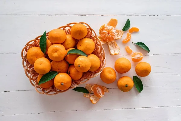 Mandarins Basket Scattered White Wooden Background Top View — Stock Photo, Image