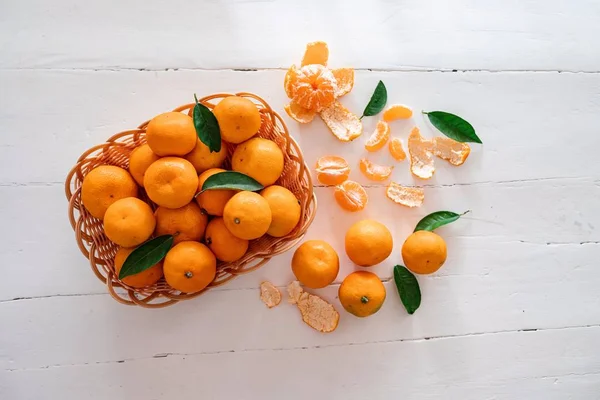 Mandarins Basket Scattered White Wooden Background Top View — Stock Photo, Image