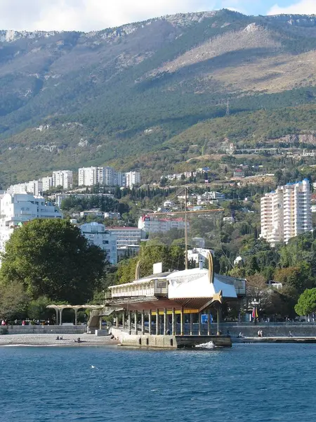 Vista da parte costeira da cidade de Yalta, na Crimeia, a partir do Mar Negro — Fotografia de Stock