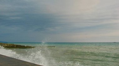 Deniz dalgaları fırtınada kırılıyor.