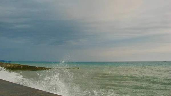 Onde Del Mare Infrangono Sui Doni Una Tempesta — Foto Stock