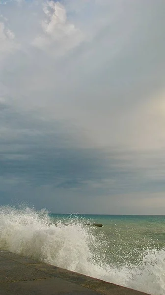 Ondas Mar Estão Quebrando Sobre Boons Uma Tempestade — Fotografia de Stock