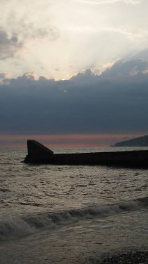 Gece geç saatlerde ona ile deniz ufku