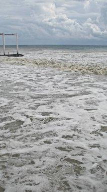 Fırtına sırasında köpüklü deniz manzarası