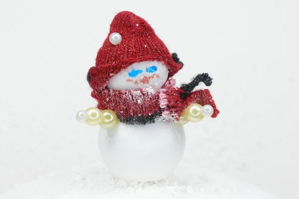 縞模様の帽子とスカーフの小さな雪だるま — ストック写真