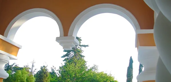 Arcos Amarillos Blancos Una Terraza Parque Público —  Fotos de Stock