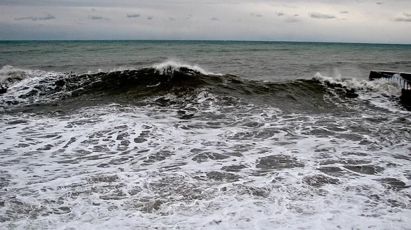 Golven Met Schuim Tijdens Een Storm Bij Schemering — Stockfoto