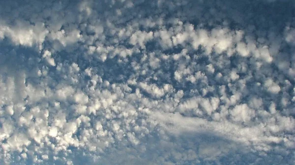 Mavi Gökyüzünde Küçük Beyaz Kümülüs Bulutları — Stok fotoğraf