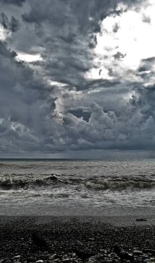 Akşam fırtınası sırasında karanlık gök gürültülü bulutlar