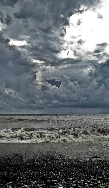 Akşam fırtınası sırasında karanlık gök gürültülü bulutlar