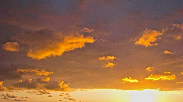 Barevné Mraky Při Západu Slunce Zbarvené Sluncem Obzoru — Stock fotografie
