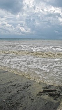 Fırtına sırasında kar bulutlarıyla deniz manzarası