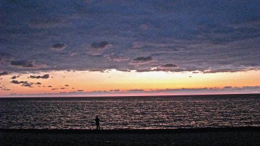 Gün batımında renkli bulutlu mor gökyüzü