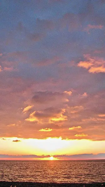 Céu Roxo Com Nuvens Coloridas Pôr Sol — Fotografia de Stock