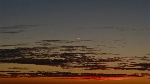 Nuvens Claras Escuras Céu Por Sol — Fotografia de Stock