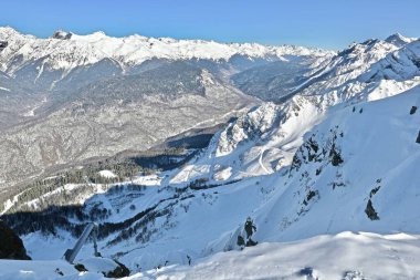 Kar tepeli dağ zirveleri bir kayak merkezinde