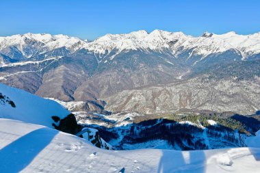 Kar tepeli dağ zirveleri bir kayak merkezinde