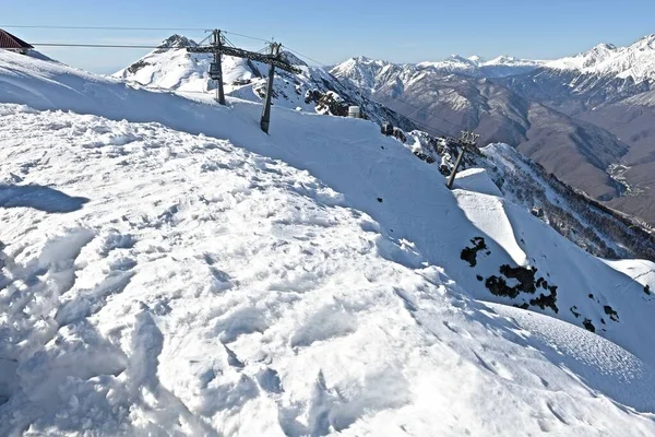 Schneebedeckte Berggipfel Einem Skigebiet — Stockfoto