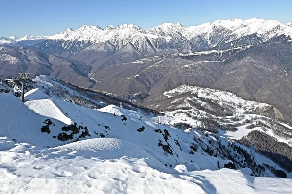 Schneebedeckte Berggipfel Einem Skigebiet — Stockfoto
