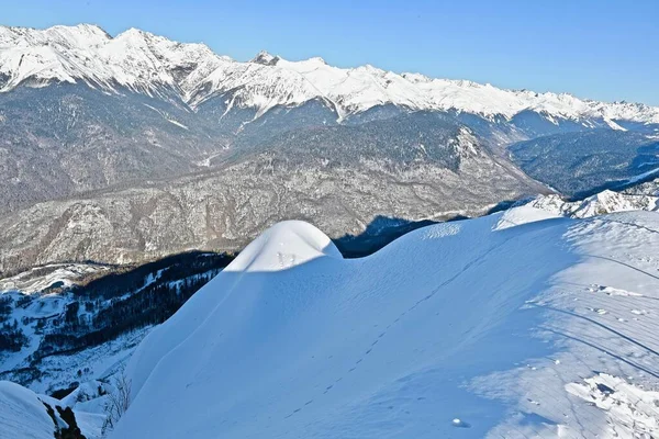 Utsikt Över Hög Bergskant Med Snöiga Åsar — Stockfoto