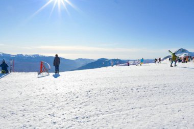  Gün batımında bir kayak merkezinin platosunda gezginler