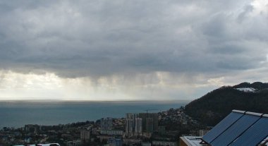 Deniz ufkunun üzerinde gri kar bulutları