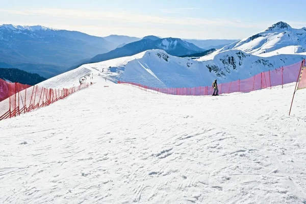 Blick Von Oben Auf Eine Hochgebirgsschlucht Mit Schneebedeckten Bergrücken — Stockfoto