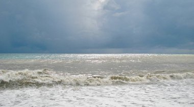 Gri yağmur bulutları deniz ufkunun üzerinde