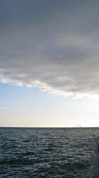Nubes Lluvia Gris Sobre Horizonte Del Mar —  Fotos de Stock