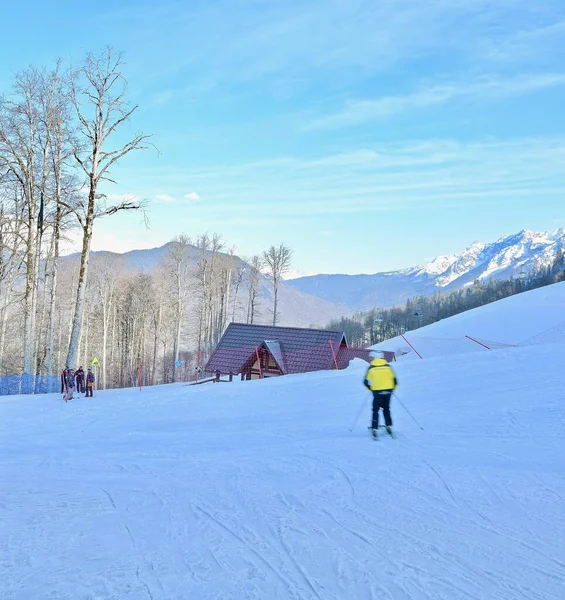 Vacationers Background Peaks Ski Resort — Stock Photo, Image