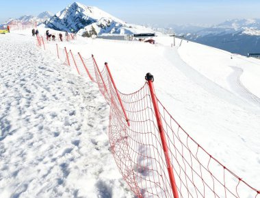 Bir kayak merkezinde, karlı bir dağ manzarasında yamaç paraşütü yapmak