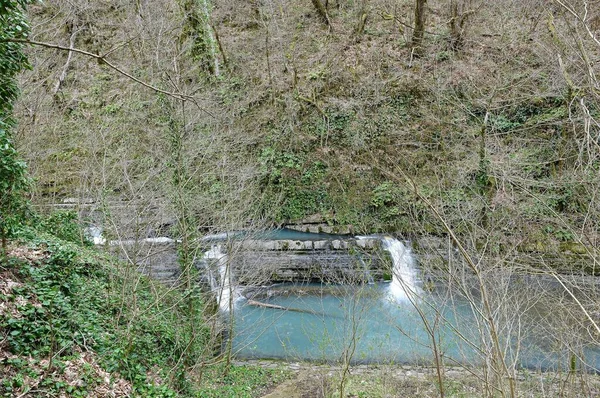 Vodopád Jaře Rokli Obklopen Mladým Listím — Stock fotografie