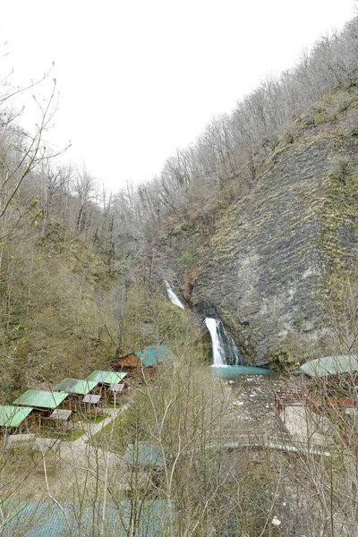 Cachoeira Primavera Desfiladeiro Cercado Por Folhagem Jovem — Fotografia de Stock