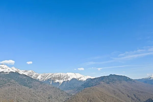 スキー場の雪に覆われた山々の風景 — ストック写真