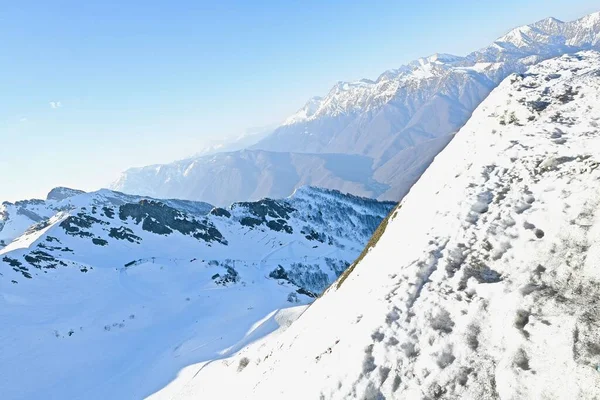 Landschaft Aus Schneebedeckten Bergen Einem Skigebiet — Stockfoto