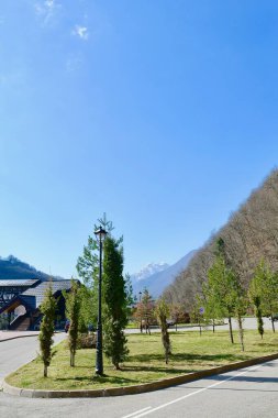 İlkbaharda dağların arkasındaki şehir manzarası