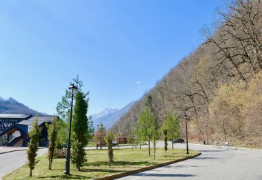 İlkbaharda dağların arkasındaki şehir manzarası
