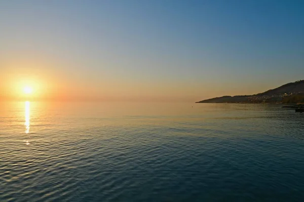 Später Sonnenuntergang Über Dem Meer Der Küste Der Bucht — Stockfoto