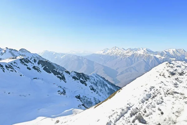 Panorama Ośnieżonych Szczytów Gór Chmur — Zdjęcie stockowe